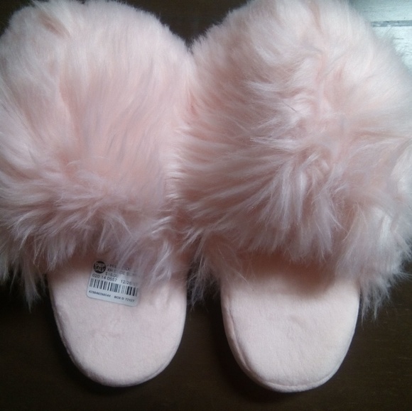 xhilaration plush slippers